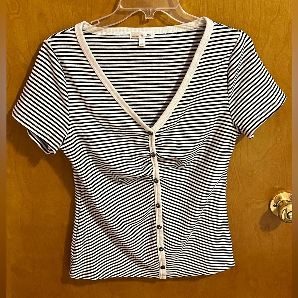 Nine Britton black & white striped short sleeve top. EUC Size M